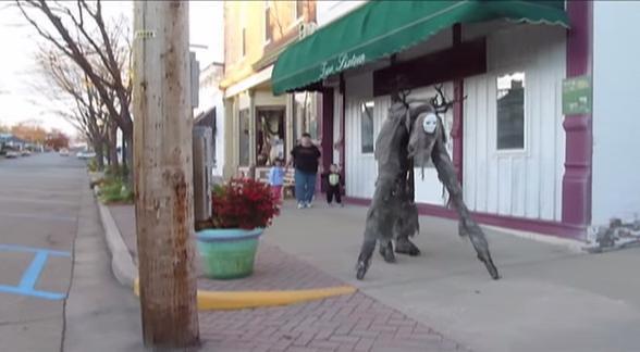 美國街頭驚現3米高人臉怪物 全身發綠背長樹枝