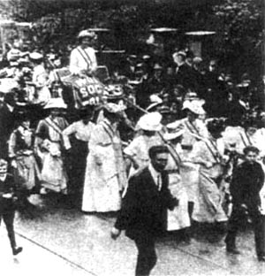 1907年2月13日英國要求參政的婦女衝擊國會_歷史上的今天