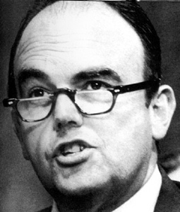 1974年8月8日美國總統尼克森因“水門事件”被迫宣布將於次日辭職。_歷史上的今天