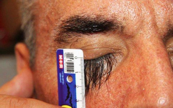 自稱擁有世界上最長睫毛的男子