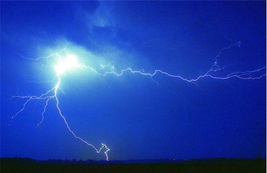 世界上最倒霉的家族沒有之一 一個家族四代人被雷電追殺 大千世界無奇不有,這個世界上存在了太多的用科學無法解釋的怪事,本文要說的是世界上最倒霉的家族,在這個家族了,竟然有四代人被雷電追殺,平常出行都得小心翼翼的防止被雷擊,但雷電防不勝防,究竟是怎么回事呢?下面來看看。 美國有一個叫迪馬瑞的家族,四代人被雷電追殺, 也許從其第一個遭雷擊而亡的家族第一人.迪馬瑞身上,我們並不能得出詭異的結論。作為家族裡的曾祖父,夏日裡陽光明媚的一天,在自家農場裡乾農活;突然間卻雷聲大作,閃電頻頻,大雨傾盆而下。老迪馬瑞四處尋找著,希望找到一個避雨的地方。可跑了幾步,發現四周卻並無可避雨的場所。恰在此時,一道閃電從天而降,正好擊中了他,當場倒地身亡。雷雨天把自己置於無遮無擋的光天化日之下,由於全身濕透,容易被雷電所擊,並不希奇。但後來發生的事情,卻讓人難以置信。 他死了,他不知道,他活著的親人也不知道,這成了他們家族厄運的開始,從此後,雷電開始了追殺迪馬瑞家族的歷史。 家族裡在曾祖父老迪馬瑞遭雷擊身亡後,對雷電雷雨天氣就特別小心,避免雷雨天出行;既便碰上了,也不會冒雨而行。可還是防不勝防。祖父迪馬瑞,第一個被雷電所殺的老瑞克的兒子,一天正在自家草坪上悠閒的看著報紙,在毫無下雨徵兆的情況下,突然間一道閃電擊中了他,耳鼻冒煙,臉色發紫,倒地身亡! 家裡兩代人死於雷電所擊,使得家族裡的成員們更是小心提防著雷雨天氣,儘量待在家裡,不出門。可是再怎么小心,雷擊的事情還是發生了。在第四代人中有一個叫瑞克迪馬瑞的,見證了他的堂兄被雷電所擊身亡的事實。他的堂兄並無出門,在雷雨天他就呆在家裡。可是有一天,外面正下著大雨,電閃雷鳴,可這時家裡的電話響了。他本知道下雷雨天接打電話是很危險的,但心存幾分饒幸,認為是在屋裡應該無事,還是接了。恰在此時,一道閃電順著電話線而來,立刻將他劈死了。 一個家族反覆遭雷擊身亡,無法逃脫。這讓第四代的瑞克迪馬瑞心有餘悸,異常小心。他文化水平高,且是個航空失事分析師,防雷電的知識沒得可說。他本不太相信雷電追殺他們家族的歷史,但發生在他身上的事情卻讓他不得不信。 他先後兩次被雷電追擊。一次是他回家的路上,突然間雷聲大作,大雨傾盆而下。他撒腿就跑,朝著避雨的地方衝去。可雷電一道接一道的咆哮著,離他越來越近,追逐著他,嚇得他手腳發麻,遍身無力。總算安全進到避雨的地方,躲過一劫。之後,瑞克憑自己的防雷電知識,只要出行,就把自己的衣服褲子鞋子手套等全都穿成絕緣材料所做的,整個成了一個絕緣體。 可就是這樣,他還是被雷電追上了。一天,他和朋友在船上垂釣。本來上好的天氣,遠處卻隱隱的傳來了雷聲。瑞克一聽,立馬嚇壞了,魚竿掉湖裡,而閃電也開始在他四周不斷的閃亮著。驚慌之中,瑞克跳到了湖裡,而閃電則跟蹤而至,他拚命的向岸邊游啊游,此時,他已在岸上的朋友看到了發生在瑞克身上的,令其終身難忘,目瞪口呆的一幕:在閃電的照射下,瑞克全身透明,骨骼清晰可見,耳鼻里冒著青煙!這次僥倖的是,瑞克居然沒事!順利到了岸邊,而此時,雷雨消失,天氣晴朗,好像就沒下過雨一樣。 發生在迪馬瑞家族身上的故事令科學家們好生好奇,他們對瑞克家的人進行了細緻的研究,看他們身上是否有過多的靜電等容易引起雷擊的因素,可結果令科學家們無法相信:瑞克家族的人與其他人並無兩樣,一切正常。