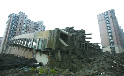 2009年6月27日上海一幢在建13層樓房突然倒塌_歷史上的今天