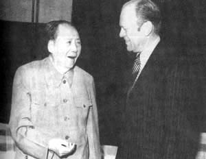 1975年12月2日毛澤東主席會見美國總統福特。_歷史上的今天