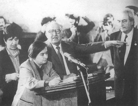 1990年12月14日東歐社會主義國家發生劇變。_歷史上的今天