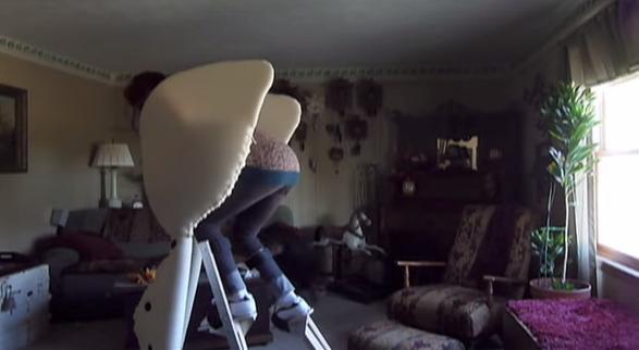 美國街頭驚現3米高人臉怪物 全身發綠背長樹枝