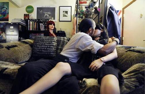 男子將充氣娃娃視作生活伴侶