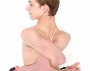 盤點世界十大特異功能者 排第一的竟然是他 我們經常在一些大片中看到擁有特異功能的人在拯救世界,在現實世界中其實確實有擁有特異功能的人,只不過他們並沒有電影中那么厲害,但是如果要真在別人面前展現出來也足夠嚇人的了,下面所要說的這10個人的特異功能已經得到了全球特異功能協會的認可,關於他們的特異功能你認為誰最厲害。排名第一的是丹尼爾•塔穆特,他是世界聞名的孤獨症學者,但他生下來就有快速計算、瞬時記憶和高超的語言學習能力。他說,數字會在大腦中形成顏色或感覺,而數字在腦中所形成的精神圖像卻很獨特。在塔穆特的腦海中,從1到10,000的每個數字都有自己獨特的形狀和感覺,他還能輕鬆地得知計算結果,能感覺到某個數字是不是素數。塔穆特不僅能把數字在腦海中成像、描述數字形象,還能進行藝術創造,特別是水彩畫,他曾經創造過有關圓周率的作品。另外,他的記憶力也很令人吃驚,曾經用了5個多小時,一口氣背到圓周率小數點後的22,514位,並且準確無誤!除了優秀的記憶力,塔穆特還是個語言天才,他會講英文、法文、德文、西班牙語、愛沙尼亞語等10種語言,語言學習能力突出。其中他最喜歡愛沙尼亞語,因為這種語言有豐富的元音,目前他正在試圖創造一門新的語言。排在第二位的奇人名叫本•安德伍德,他在3歲時因異常癌症手術而變成了盲人。可他卻能像其他正常人一樣打球和騎車,因為他能使用回聲定位技術來判斷周圍世界的一切事物,就像海豚和蝙蝠那樣,還能根據回聲的不同而判定前面的物體是什麼。沒有導盲犬,不用手去摸索,只用聲音探索這個世界,這就是安德伍德。第三位奇人是丹尼爾•布朗寧•史密斯,他也是五次金氏世界紀錄的創造者,在世的人類中最靈活的人,最傑出的柔軟雜技表演藝人。他曾經多次參加籃球和棒球運動,以及很多真人秀或是表演節目。他能輕鬆穿過一個網球拍框線大小的洞穴。名列第四的這位叫做麥可•陸迪特,出生於1950年,是一位法國明星,而他的名氣都得益於他那個能吞下一切的胃,有人把他稱為“大胃王”。他能吞下金屬、玻璃、橡膠、腳踏車、電視、甚至塞斯納150型號的飛機,而這架飛機他花了兩年時間才吃完。自從1966年開始,麥可•陸迪特開始公開表演自己的這種特殊能力。他的胃酸承受能力很強,即使吃了有毒的東西也不會出現什麼強烈的疼痛反應。顯然,他擁有一個超級強大的胃、腸和消化系統,能夠允許他去消化這類金屬大餐。老五叫拉莎克里斯南•維魯, 2007年8月30日,也就是馬來西亞50周年獨立日的前夕,拉莎克里斯南•維魯曾經在舊吉隆坡火車站,用牙齒拖動了重達297.1噸的火車向前行進3米,打破了自己先前創造的世界紀錄。拉莎克里斯南•維魯在14歲時曾向一位印度大師學了神奇能力,能將自身的力量都集中於身體的某個部位。第六名叫劉守仁,是70歲的馬來西亞退休承包商,他能把與鐵鏈相連的鐵板牢牢吸在腹部,再沿水平表面拉動汽車行進20米。曾經有報社發過一篇報導此種能力的文章後,劉守仁也試著將幾個鐵質物品放到自己的腹部,驚奇地發現自己也有這種能力。那幾個鐵質物品都緊緊地貼附在腹部,而不會掉落。他還發現自己的3個兒子、兩個孫子都擁有這種天賦,可謂奇人世家。排名第七的是泰國64歲的老人泰•恩格克,他自從1973年高燒退後,夜晚就再也沒有睡著過。在11,700個不眠的夜晚,他數過無數次羊,但也無濟於事。經檢查雖然日日不眠,但是他的各項身體健康指數一切正常,除了肝功能有點不良。泰•恩格克居住在山腳下的農地里,每天種莊稼和養豬,生活一切正常,他還利用不眠之夜建了兩個魚塘。蒂姆•克里德蘭這位奇男子排在第八位,他能毫不猶豫地把針插入自己的胳膊,震懾了很多人。人們開始懷疑他感覺不到疼痛,而科學家也證實,他具有高於普通人的疼痛承受能力。而他自己卻不承認,他說他也有正常的痛感,但他會把意念集中,才能夠將針狀物安全地插入自己的身體並拔出來。然而他也聲明要保證安全,需要事先深入研究人體解剖,因為動脈穿刺具有致命的危險。第九名是動物行為學家凱文•理察森,他對動物有著天生的好感,並習慣和它們建立親密的關係,因此他經常做出一些令平常人吃驚的行為。他會和動物們玩耍,有時候會和它們一起睡覺。在眾多動物中他最喜歡獅子,這種有著尖利爪子、尖銳牙齒的兇猛動物就像他的好朋友。而這種別人眼裡危險無比的工作,對於他,卻是一種享受。最後一名的是克勞迪歐•品托,他能把自己的眼球突出4厘米,這時候,他大約95%的眼球全部暴露在外面。擁有這項特殊技能的他,正在朝著世界紀錄努力。 這十位奇人到底為什麼能有這些普通人沒有的功能?科學也無法解釋,但相信在不久的將來,人類的科學水平早晚能解開這些不解之謎的。