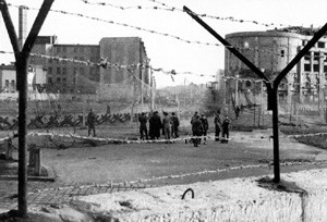 1961年8月13日柏林圍牆動工修建。這是前德意志民主共和國圍繞西柏林建造的界牆，_歷史上的今天