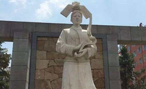 一隻跟主人同吃同睡的喜鵲 還擁有上千名冬粉