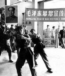 1966年8月8日八屆十一中全會通過“文革”十六條。_歷史上的今天