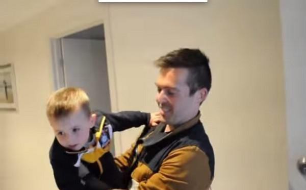 男孩第一次見到爸爸的雙胞胎兄弟 反應太萌啦