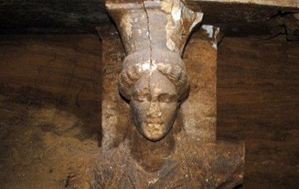 墳冢里挖掘出的女性雕像