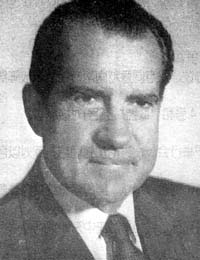 1974年8月8日美國總統尼克森因“水門事件”被迫宣布將於次日辭職。_歷史上的今天