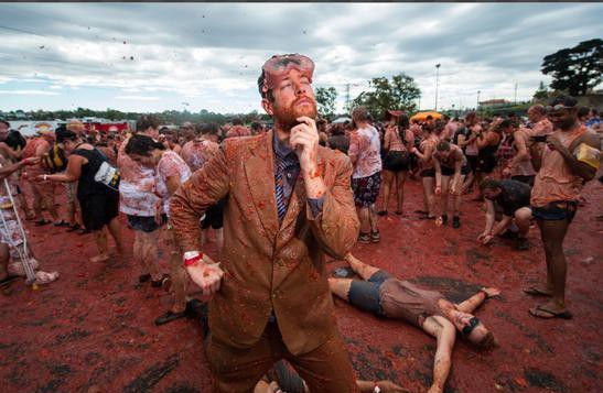澳洲5千人穿泳衣參加番茄大戰 街上“血流成河”