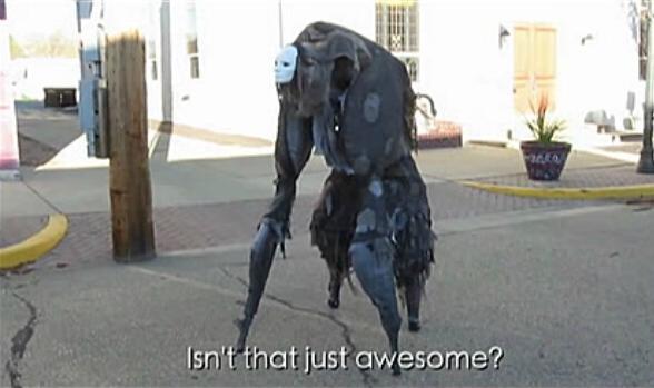 美國街頭驚現3米高人臉怪物 全身發綠背長樹枝