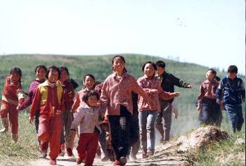 1998年5月10日電影《一個都不能少》在河北赤城開機_歷史上的今天