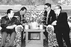1999年1月26日江澤民會見來訪的寮國總理西沙瓦·喬本潘_歷史上的今天