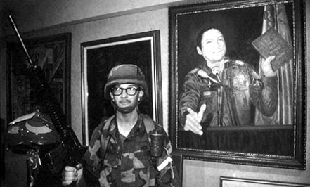 1990年1月3日巴拿馬前國防軍司令諾列加被押送美國。_歷史上的今天